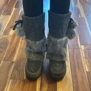 Manitobah Mukluks - SIZE 8